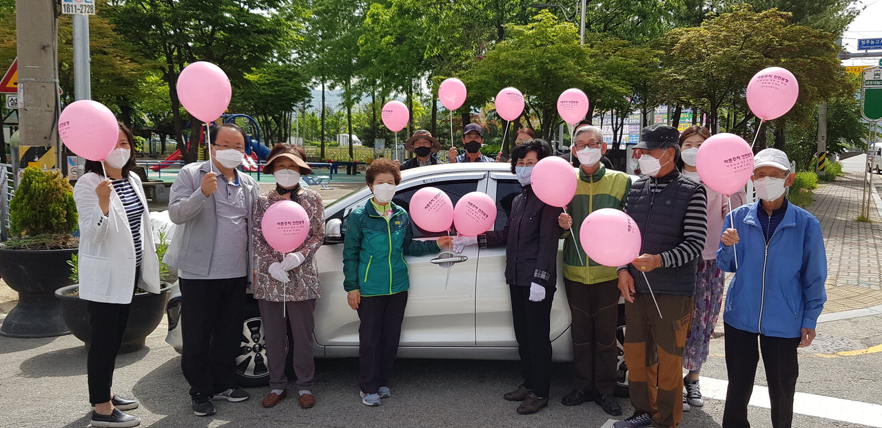 청주시 청원구 내덕1동(동장 김남희)은 14일 새동네 새터로에서 인근 주민 20여명이 참여한 가운데 바른주차 안전보행 캠페인을 실시했다.