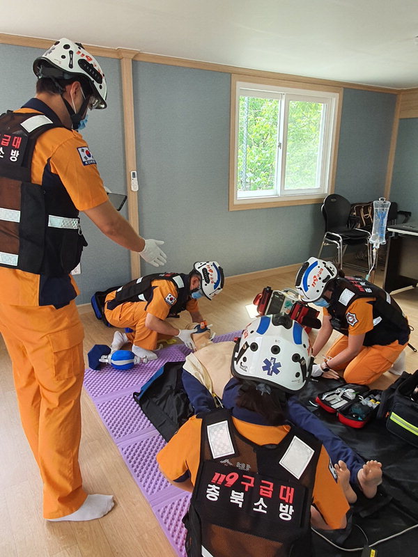 구급분야 응급처치 팀 대원들이 경연대회 준비에 매진하고 있다. / 영동소방서 제공