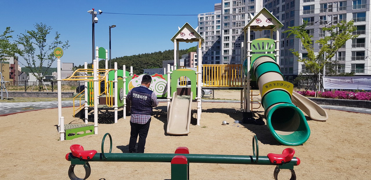 천안시 관계자가 도시공원 내 어린이놀이시설물에 대한 정기시설검사를 실시하고 있다./천안시 제공