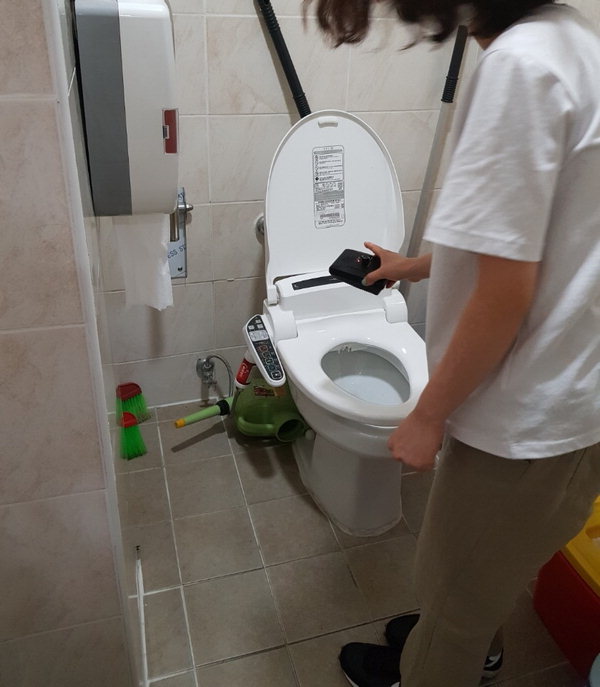 청주시 흥덕구 봉명1동 행정복지센터(동장 김미수)는 19일 청사 내 여자화장실의 불법 몰래카메라 설치여부를 점검했다.