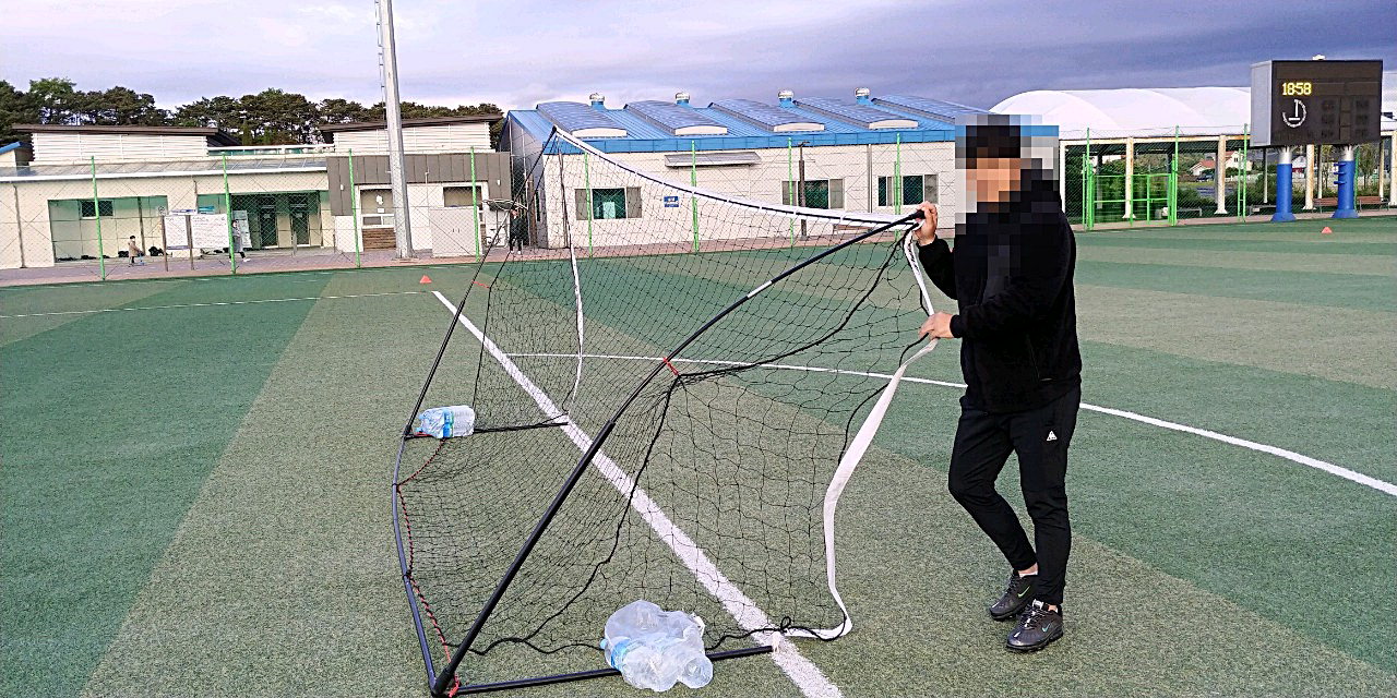 한 유소년 클럽 선수들이 흥덕축구공원에 간이 골대를 설치해 사용하고 있다. /독자제공