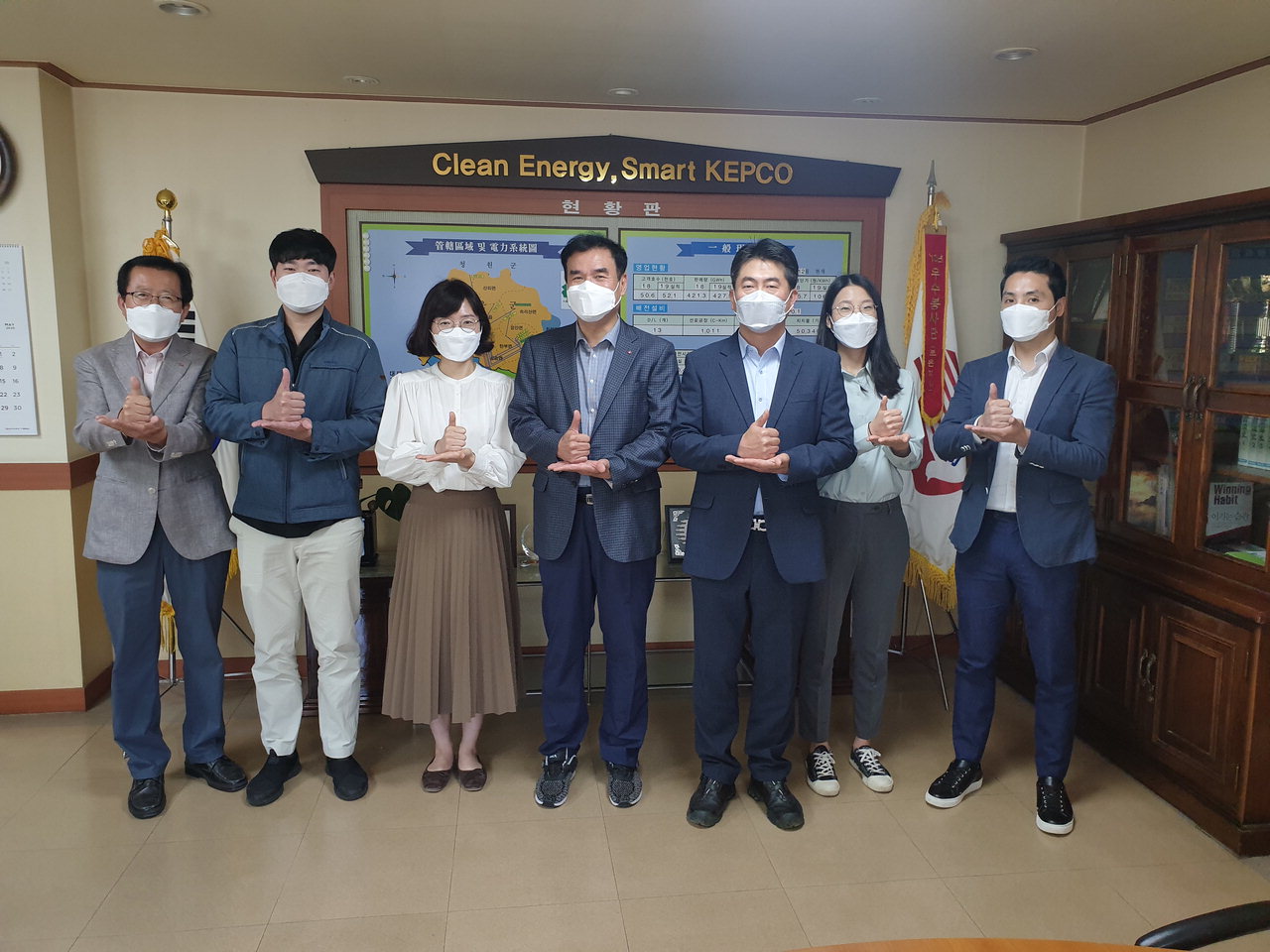 김태천 지사장 및 직원들이 지난 20일 코로나19 종식을 위해 힘쓰고 있는 의료진에 감사를 표하는 '덕분에 챌린지' 캠페인에 참여했다. / 한전 보은지사 제공