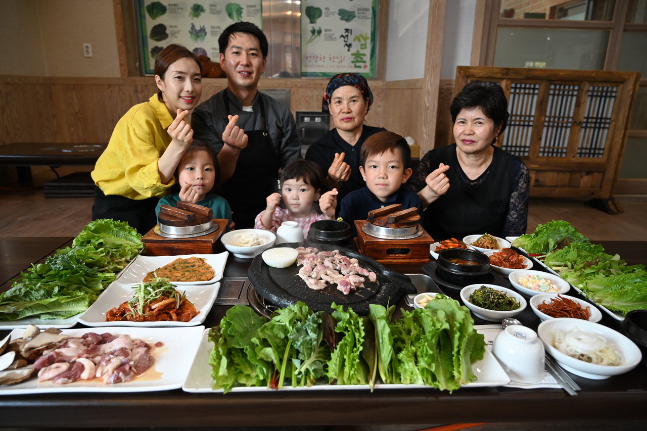 지홍욱(33)씨와 가족이 운영하는 '지선생쌈촌'은 신선한 채소와 고소한 쌈장의 조화로 식도락객의 입맛을 사로잡고 있다. / 옥천군 제공