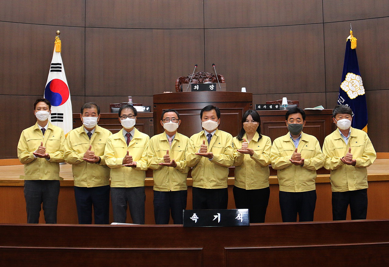 김응선 의장을 비롯한 보은군의회 의원들이 '덕분에 챌린지' 캠페인에 동참했다. / 보은군의회 제공