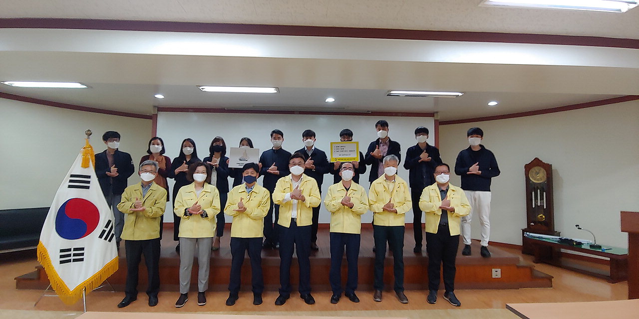김우동 청주지청장을 비롯한 직원들이 25일 코로나19 극복 희망 캠페인에 동참했다. / 고용노동부 청주지청 제공