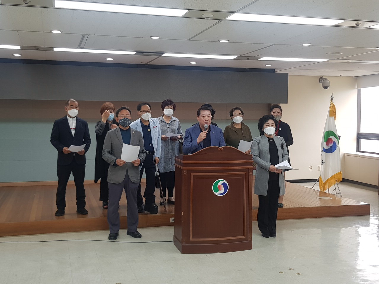 충주 시민단체 연대회의는 25일 충주시청 남한강회의실에서 수안보도시재생 사업을 촉구하는 기자회견을 열었다. / 박용성