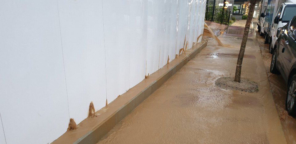 지난 18일 많은 비가 내린 가운데 충주시 호암동 A-1BL 공사현장에서 비와 함께 토사가 유출되고 있다. / 독자제공