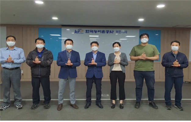 한국농어촌공사 보은지사(지사장 송서호)는 지난 25일 코로나19 극복을 위해 노력하는 의료진에게 고마움을 전하는 국민 참여 행사인 '덕분에 챌린지'에 참여했다.