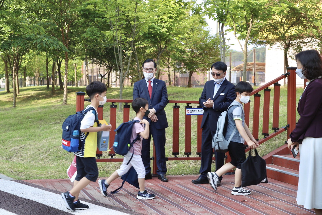 박상돈 천안시장이 지난달 29일 천안아름초등학교를 방문해 학생들을 격려하고 방역체계를 점검했다./천안시 제공