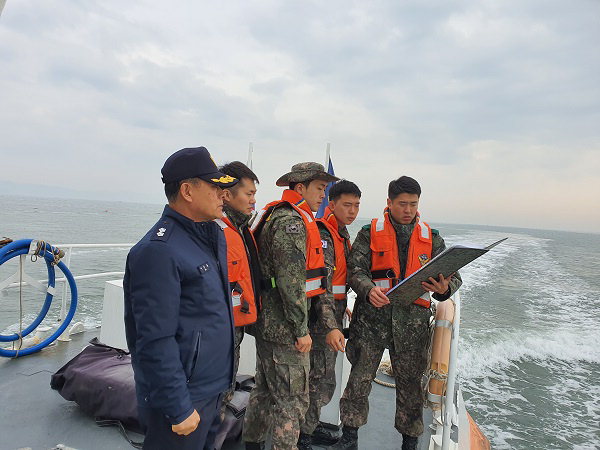 보령해경과 육군8361부대원들이 합동 순찰을 실시하고 있다. /보령해양경찰서 제공