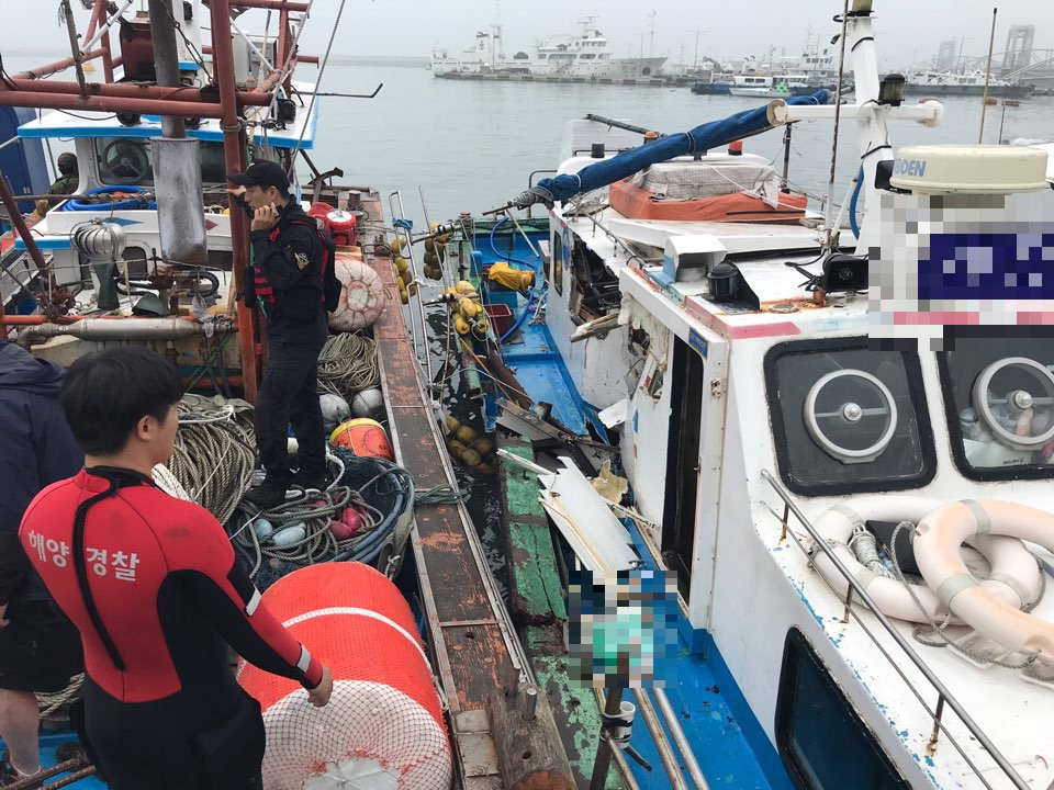 보령시 소녀암 인근에서 충돌한 선박이 예인되고 있다. 보령해양경찰서 제공