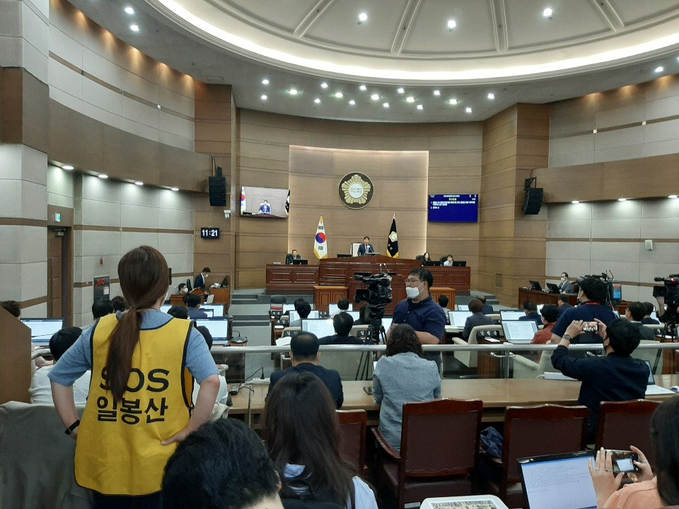 천안시의회 본회의장에서 일봉산 주민투표 여부를 결정하기 위한 투표가 진행되고 있다. / 유창림