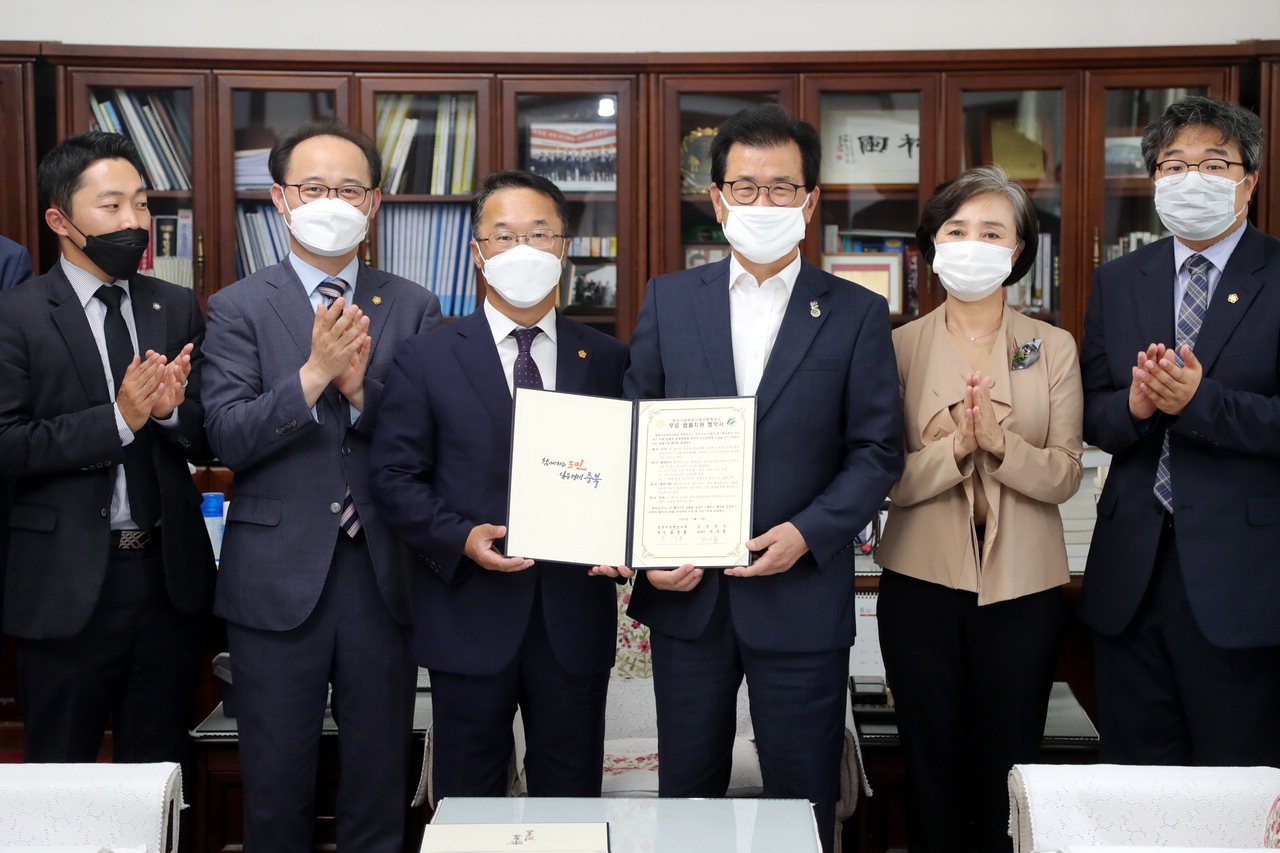 9일 충북도와 충북지방변호사회가 코로나19 관련 각종 법률분쟁 해결을 무료로 지원하는 협약을 체결했다. / 충북도 제공