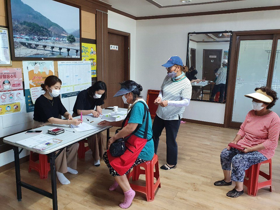 청산면 행정복지센터가 마을현장에서 향수OK카드를 배부하고 있다. / 옥천군 제공