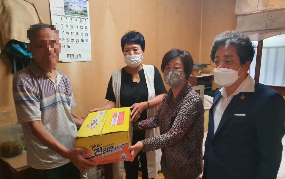 청주시 흥덕구 봉명1동 지역사회보장협의체는 지난 12일 생활고를 겪고 있는 관내 독거노인 가정에 냉장고를 지원했다.