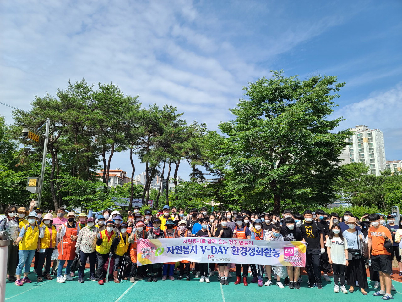 청주시자원봉사센터(센터장 김우혁)는 지난 13일 4개 구별 거점구역에서 자원봉사자 400여명이 참여한 가운데 '자원봉사 V-DAY 환경정화활동'을 했다.