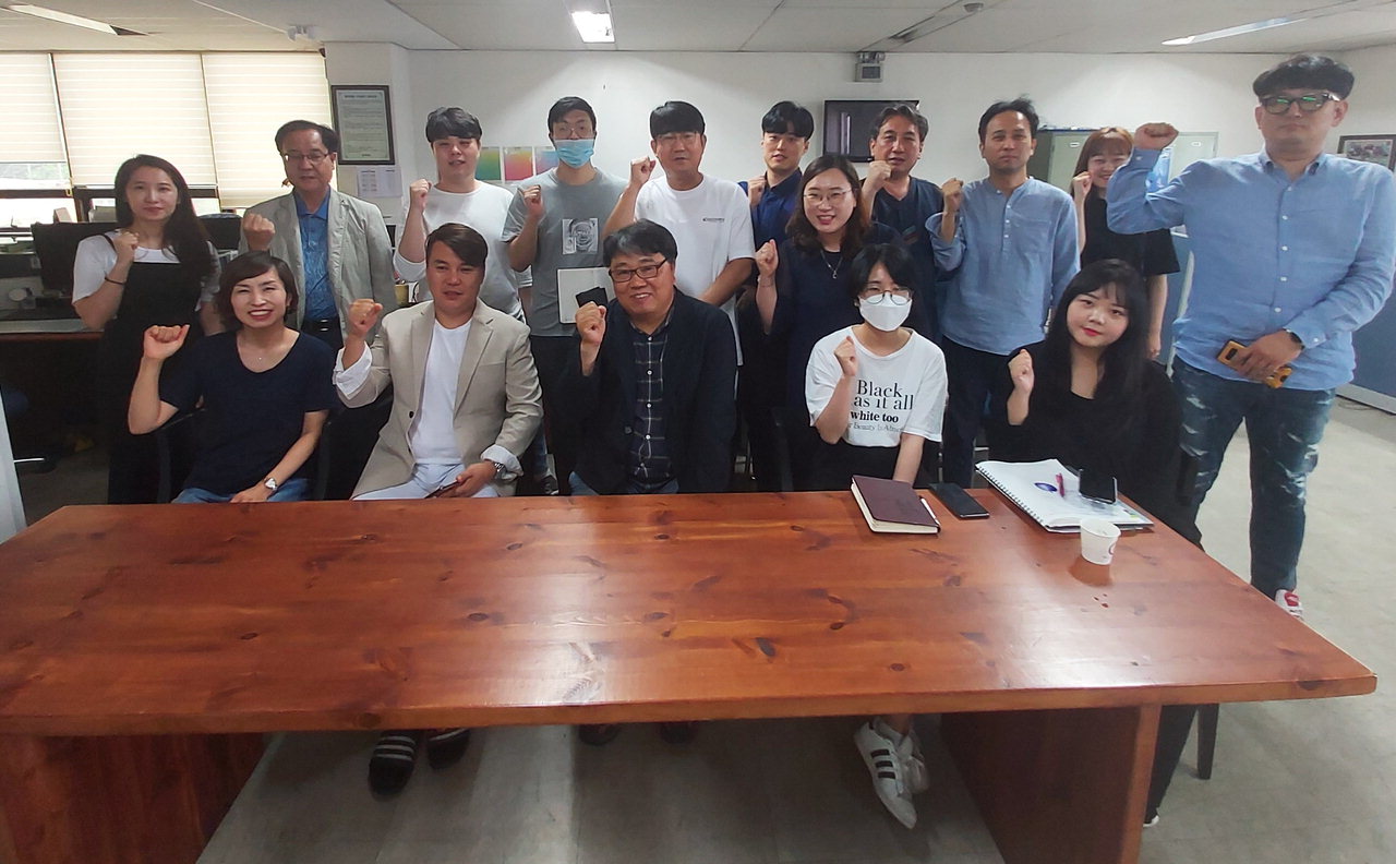 중부매일은 지난 12일 김현 EBS PD를 초청해 기념촬영을 하고 모바일 콘텐츠 기획에 대한 강의를 들었다. / 신동빈