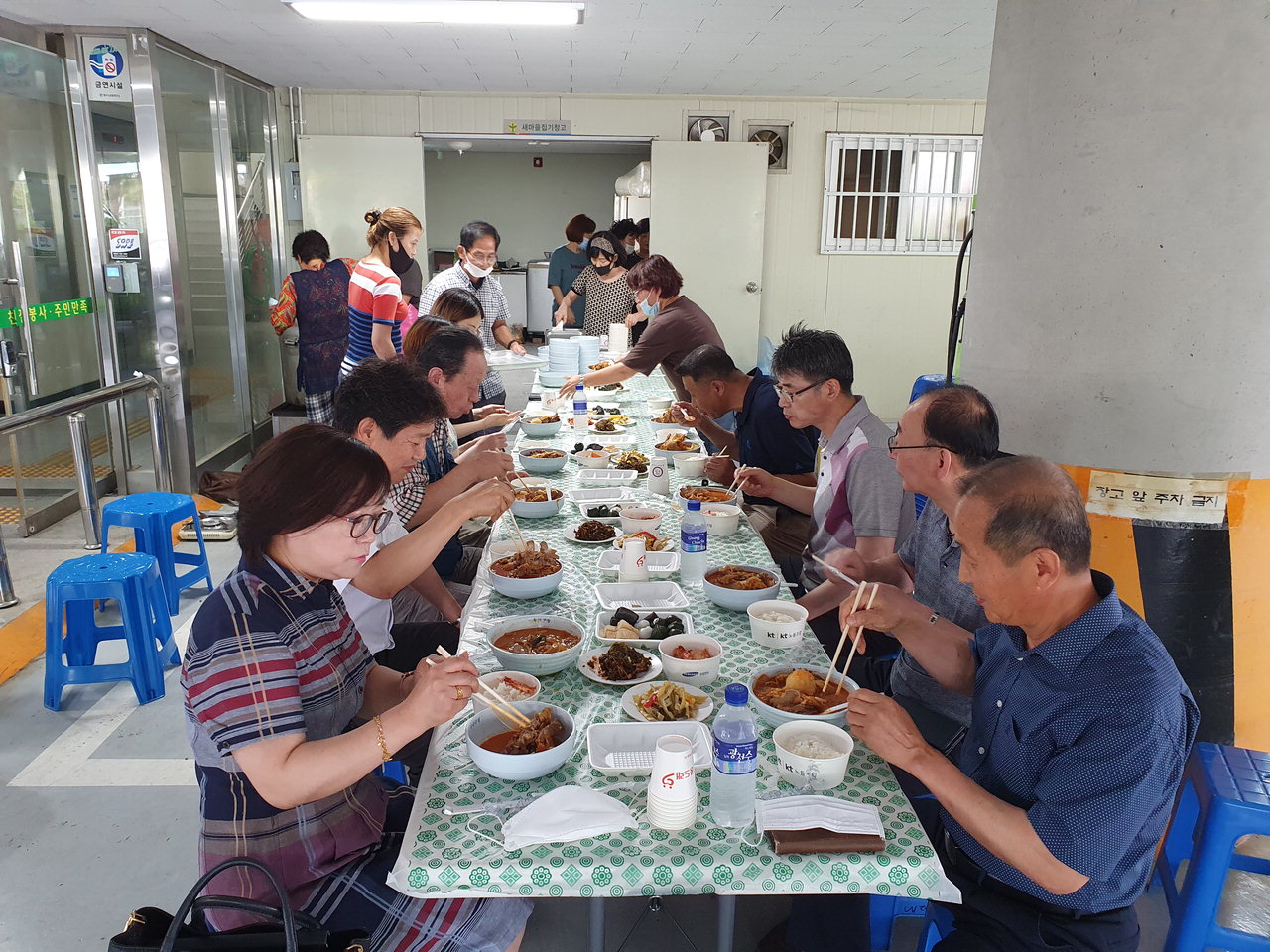 청주 내덕2동새마을부녀회(회장 함희정)는 15일 '2020년도 상반기를 결산'을 실시하고 관내 직능단체원 및 동 직원들에게 맛있는 점심 식사를 제공했다.