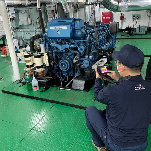 한국해양교통안전공단 관계자가 열화상 카메라로 여객선의 결함 부위를 점검하고 있다./ 한국해양교통안전공단 제공