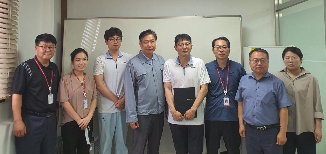 전정웅(오른쪽 네번째) 충북소주 생산팀장이 17일 식품위생수준 향상에 이바지한 공로를 인정받아 식품의약품안전처장 표창장을 받았다.