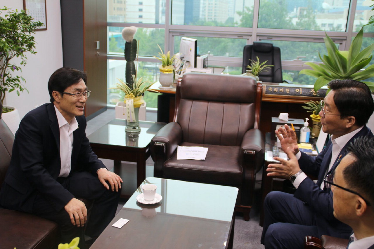 이장섭 의원(왼쪽)이 18일 국회에서 성윤모 산업통상자원부 장관과 충북지역 산업 현안을 관련해 논의하고 있다.