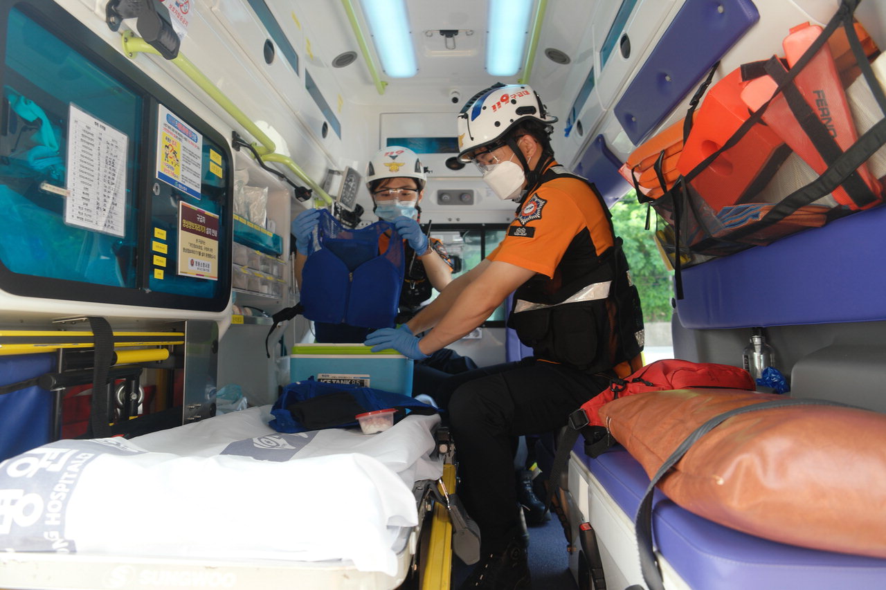 영동소방서 구급대원이 온열환자 발생에 대비하여 폭염장비를 점검하고 있다. / 영동소방서 제공