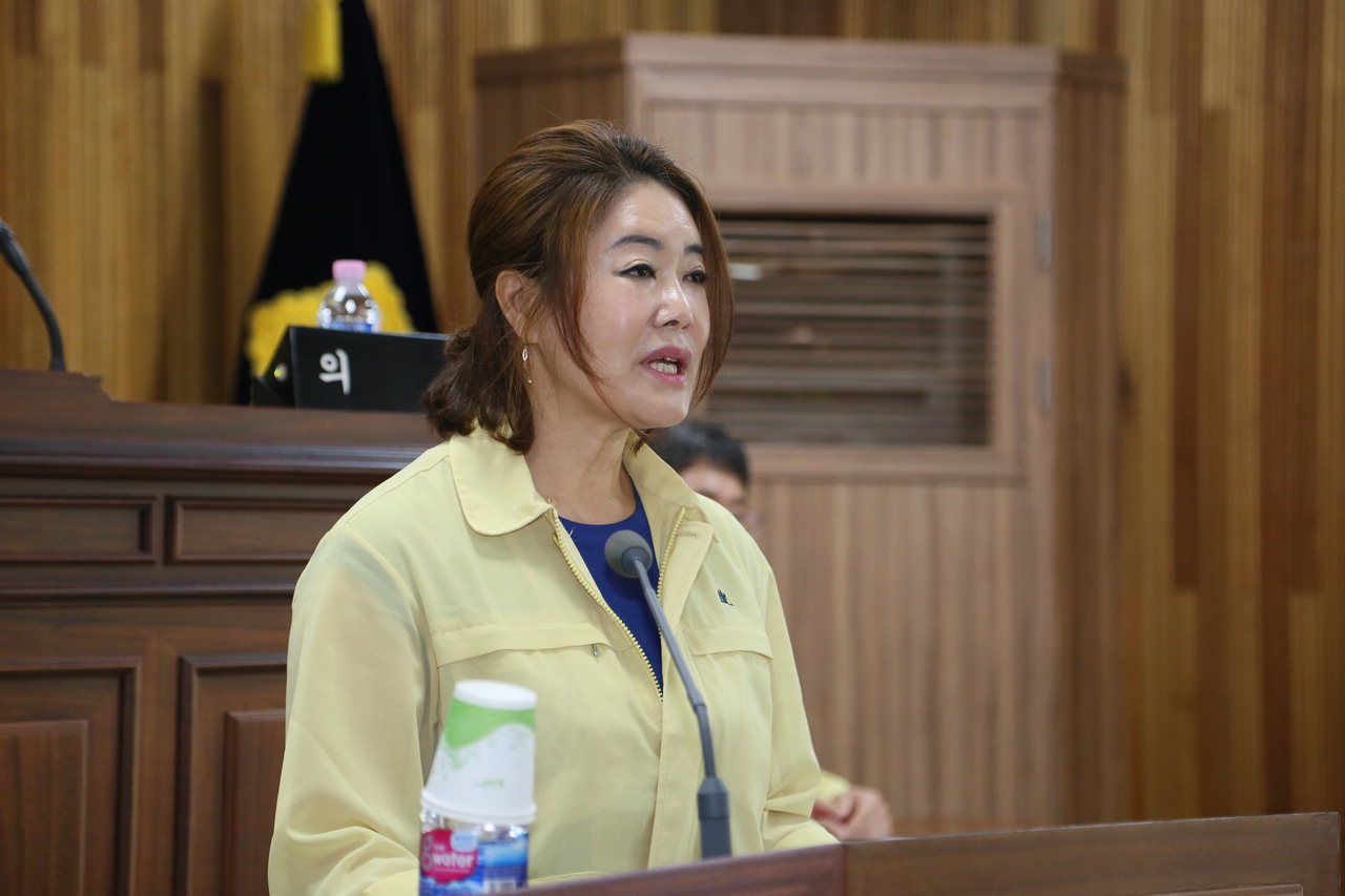 정은교 의원이 유원대학교 문제 해결방안에 대해 5분발언을 하고 있다. / 영동군의회 제공
