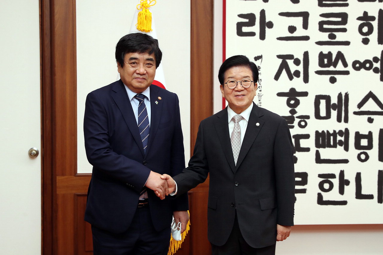 박병석 국회의장(오른쪽)이 22일 의장 집무실에서 예방한 한상혁 방송통신위원장과 악수를 나누고 있다./국회의장실