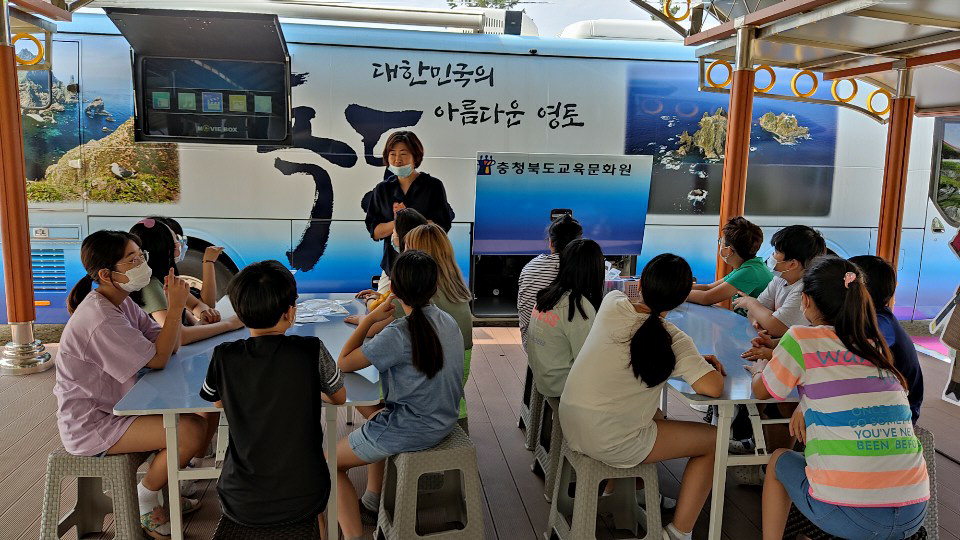 보은 속리초 학생들이 23일 독도체험버스 교육을 진행하고 있다. / 보은교육지원청 제공