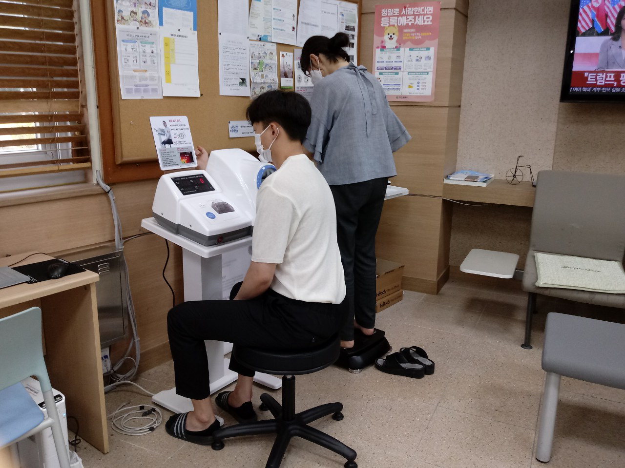 대전 유성구 온천2동 주민들이 행정복지센터 민원실에 설치한 혈압측정기를 사용하고 있다. / 대전 유성구 제공