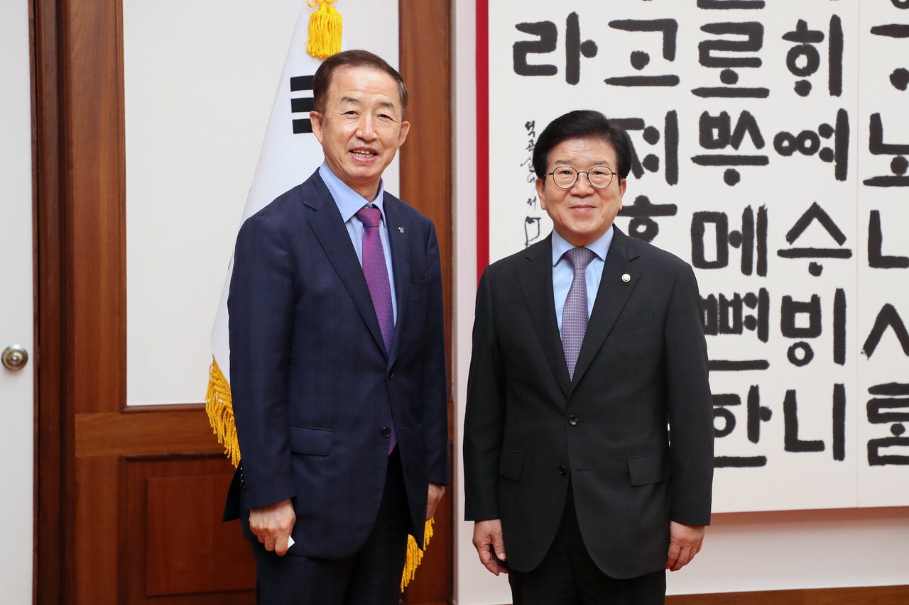 박병석 국회의장(오른쪽)이 23일 국회 집무실에서 김사열 국가균형발전위원장과 인사를 나누고 있다./국회의장실