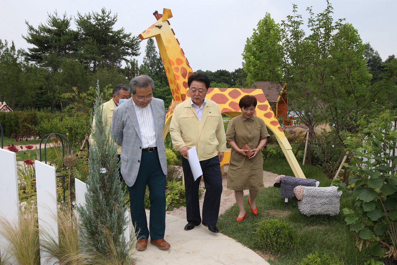 한범덕 청주시장이 23일 정원 9곳을 전시한 문암생태공원 모델정원을 찾아 운영 상황을 확인하고 있다.