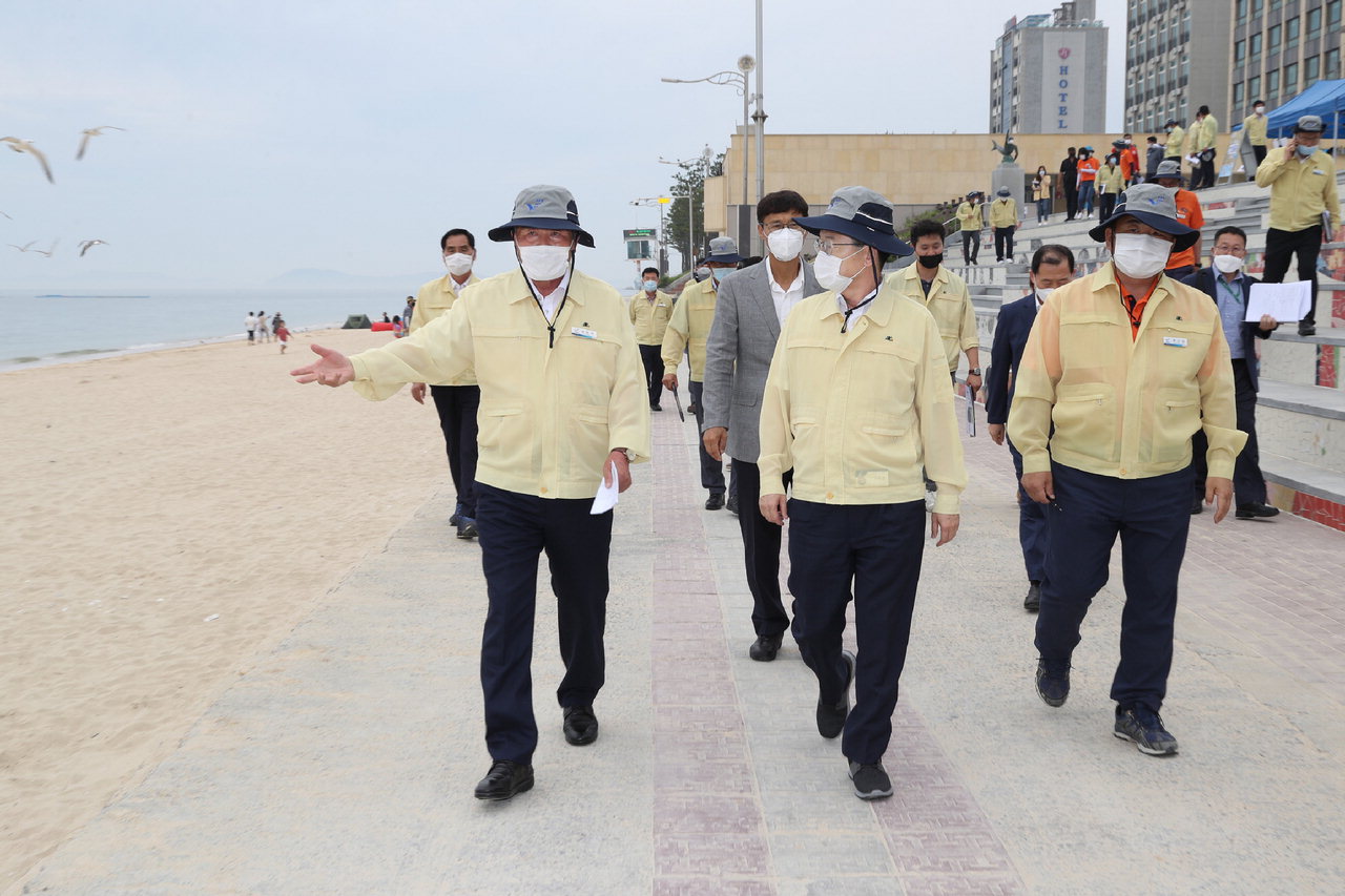 김동일 보령시장과 관계 공무원들이 대천해수욕장을 살펴보고 있다. /보령시 제공