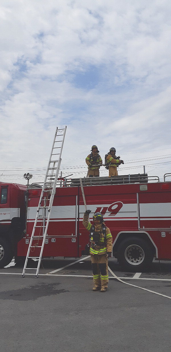 영동소방서 직원들이 화재대응능력 2급 자격취득을 위해 훈련하고 있다. / 영동소방서 제공