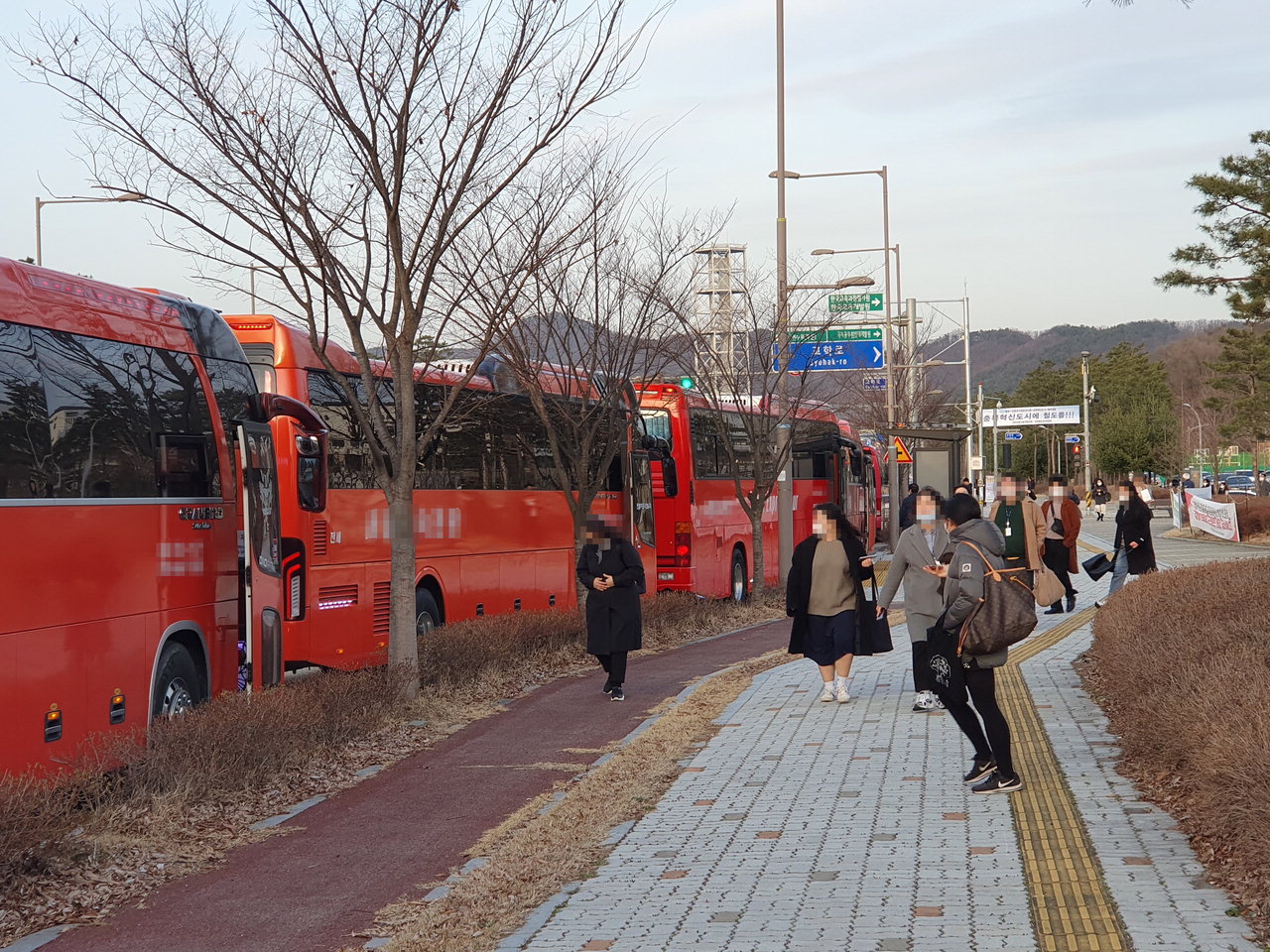충북혁신도시 11개 공공기관 직원들이 출퇴근버스로 향하고 있는 모습. / 진천군 제공