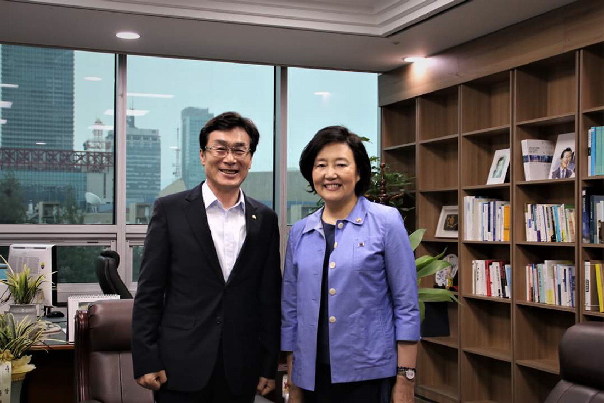 이장섭 의원(왼쪽)이 24일 국회에서 박영선 중소벤처기업부 장관을 만나 인사를나누고 있다./이장섭 의원 페이스북