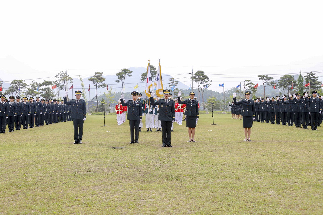 육군 학사사관 65기와 단기간부사관 41기 통합임관식이 26일 괴산 육군학생군사학교에서 개최됐다. 이날 임관식에서는 총 565명의 신임장교들이 임관했다./육군학생군사학교 제공