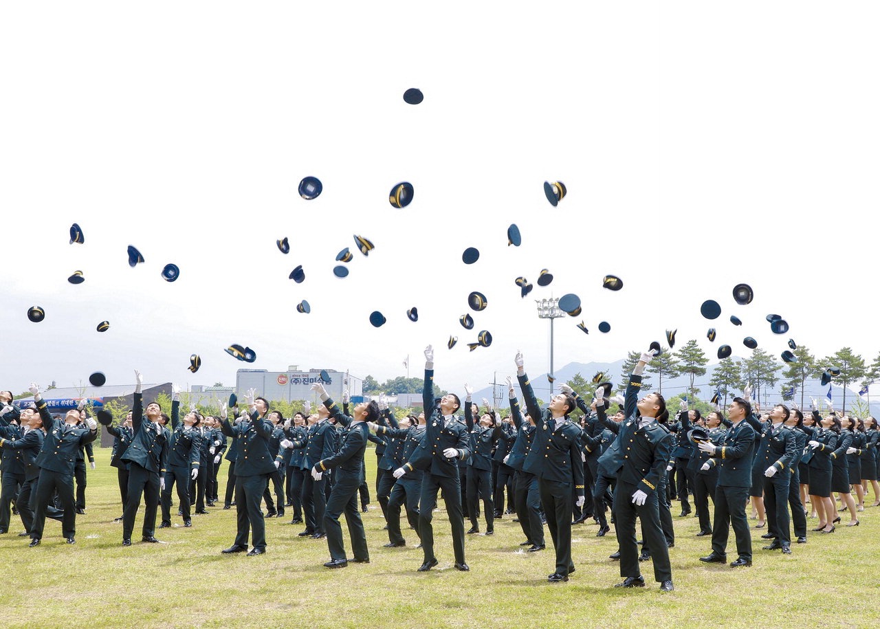 육군 학사사관 65기와 단기간부사관 41기 통합임관식이 26일 괴산 육군학생군사학교에서 개최됐다. 이날 임관식에서는 총 565명의 신임장교들이 임관했다./육군학생군사학교 제공