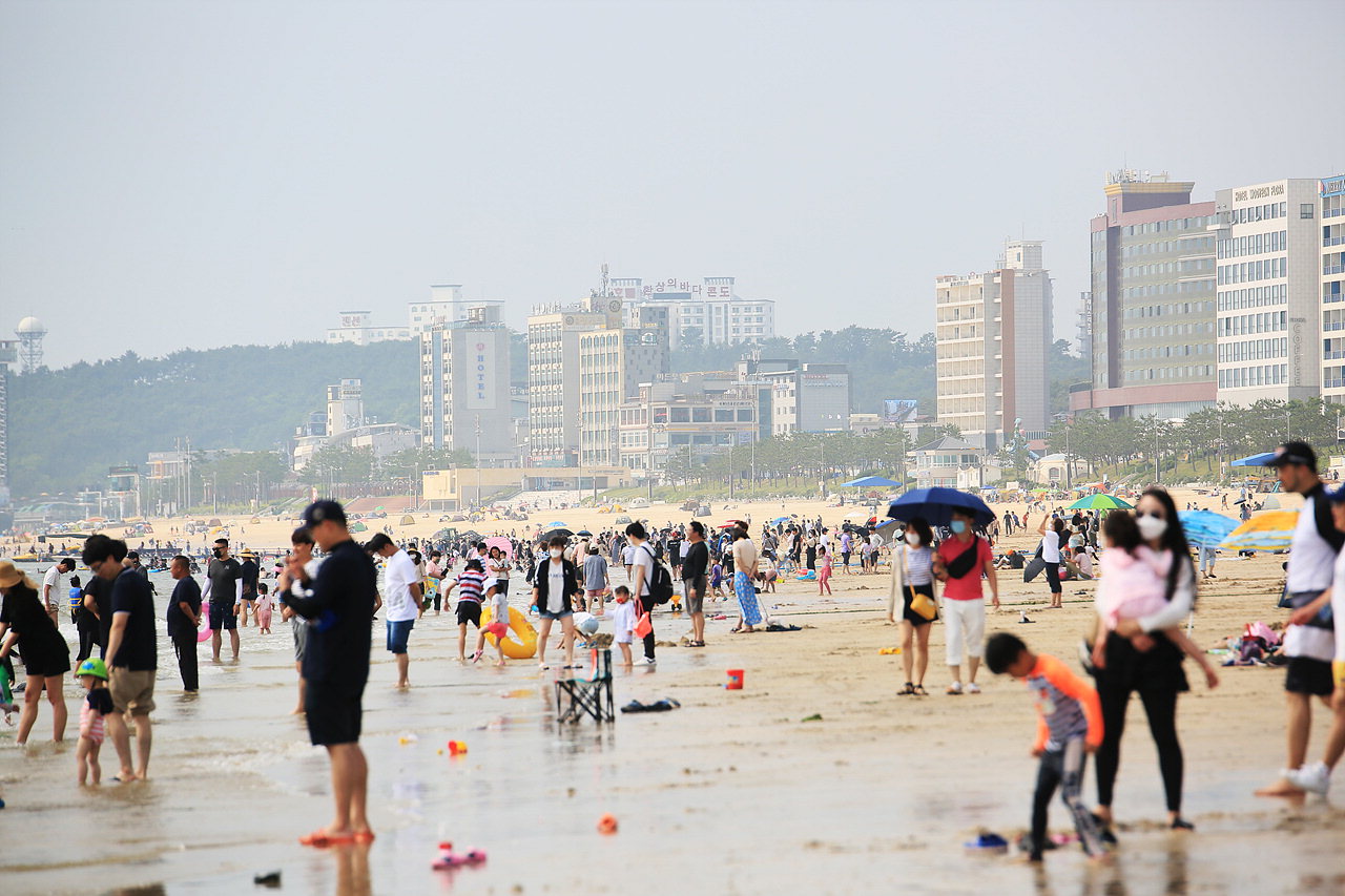 지난 27일 대천해수욕장 이용하는 관광객들이 해변에 가득하다./ 보령시 제공