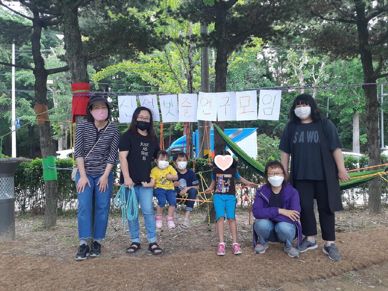 지난해 신성동 놀이공간 프로젝트 참여 주민들이 만든 '밧줄연구모임'./ 대전 유성구 제공