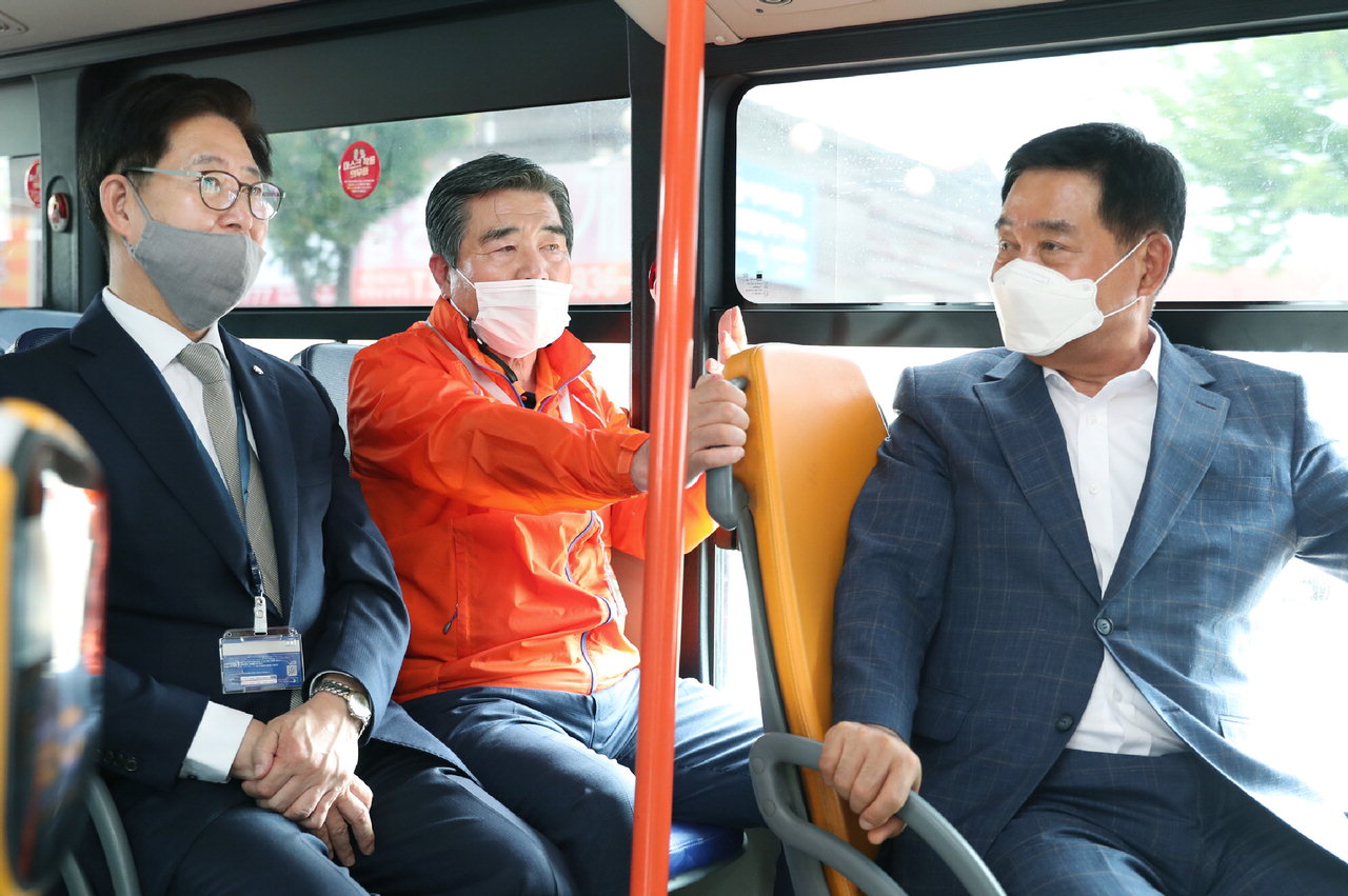 양승조 충남도지사와 김동일 보령시장이 충남형 교통카드 개시를 기념하며 시내버스에 올랐다./ 보령시 제공