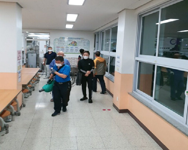 금산중앙초등학교가 지역사회 감염이 확인된 1일 특별 방역소독을 실시했다. / 금산교육지원청 제공