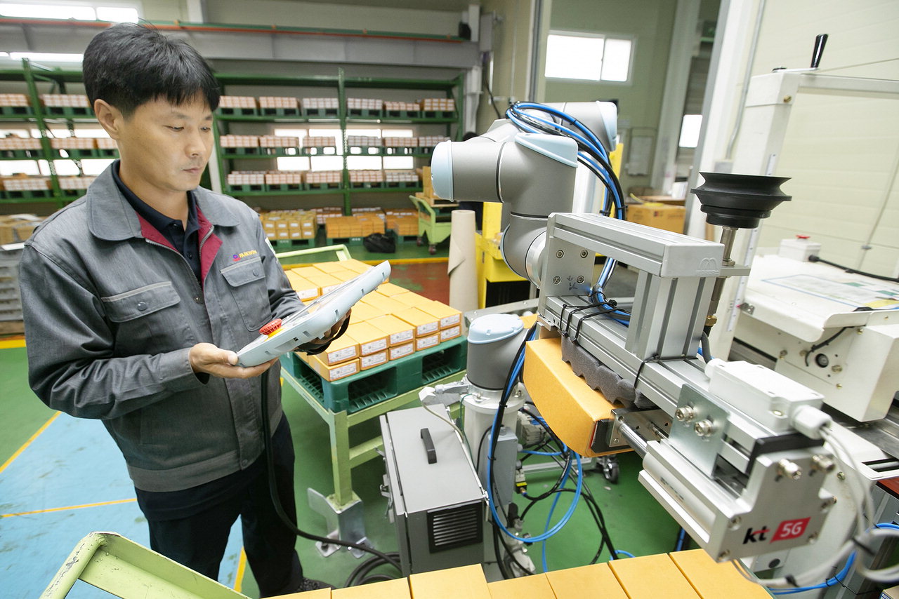 KT충남·충북광역본부는 제천 박원 공장에 기업전용 5G 네트워크와 스마트팩토리 코봇을 구축했다.
