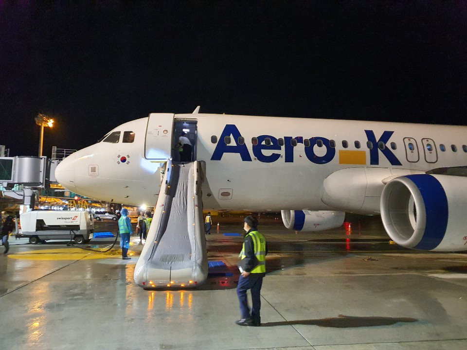 에어로케이항공의 비상탈출 현장점검이 지난달 30일 밤 청주국제공항에서 진행되고 있다. /중부매일 독자 제공