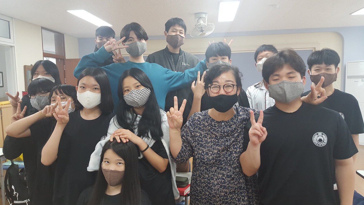 진천 덕산중학교 박영희 교사가 학생들과 함께 만든 면마스크를 쓰고 있다. / 진천교육청 제공