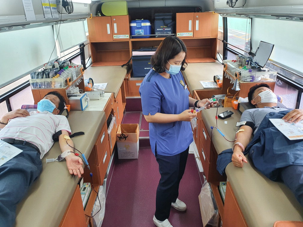 한국국토정보공사(LX) 충북지역본부(본부장 이종환)는 2일 코로나19의 장기화에 따른 혈액수급 비상상화 극복에 동참하기 위해 단체 헌혈을 실시했다. /한국국토정보공사 충북본부 제공