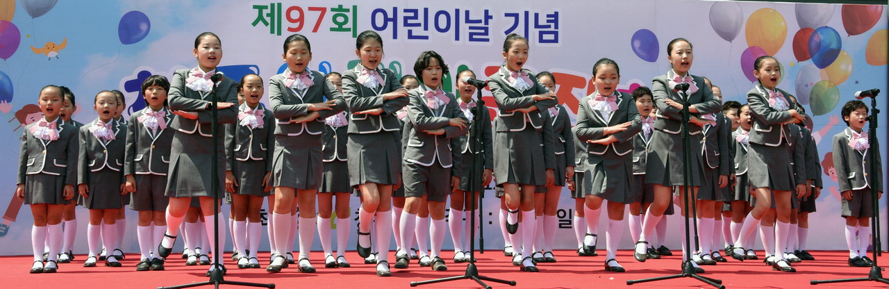 KBS어린이합창단이 KBS 경영 악화로 해단 위기에 처했다. 사진은 KBS어린이합창단이 지난해 열린 어린이큰잔치에서 축하 공연을 하고 있는 모습. / 중부매일 DB