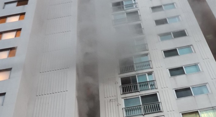 7일 오후 7시 50분께 청주시 서원구 개신동의 한 아파트 7층에서 화재가 발생해 1명이 숨지고 1명이 다쳤다.