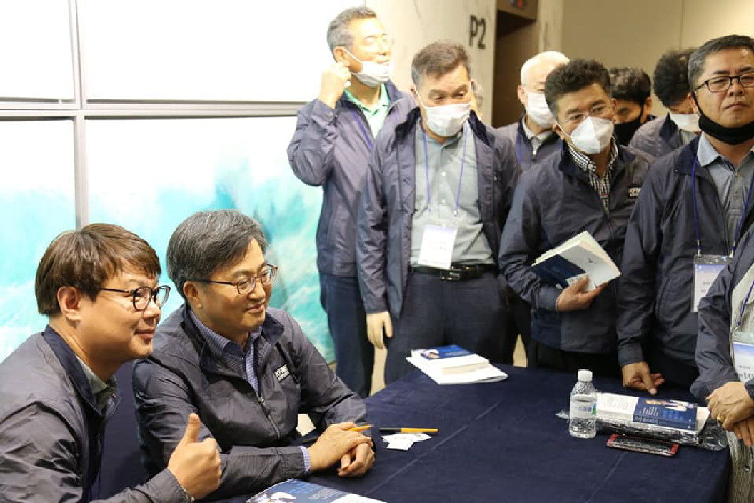 김동연 전 부총리(왼쪽 두번째)가 지난달 29일 자신의 페이스북에 올린 사진