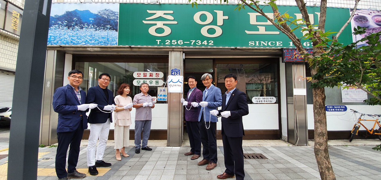 충북지방중소벤처기업청은 6일 올해 백년가게로 선정된 청주 상당구 소재 중앙당(중앙모밀)을 방문해 현판식을 개최했다.